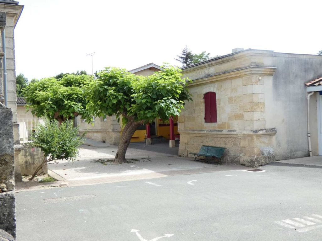 Cour de l'école de Paillet
