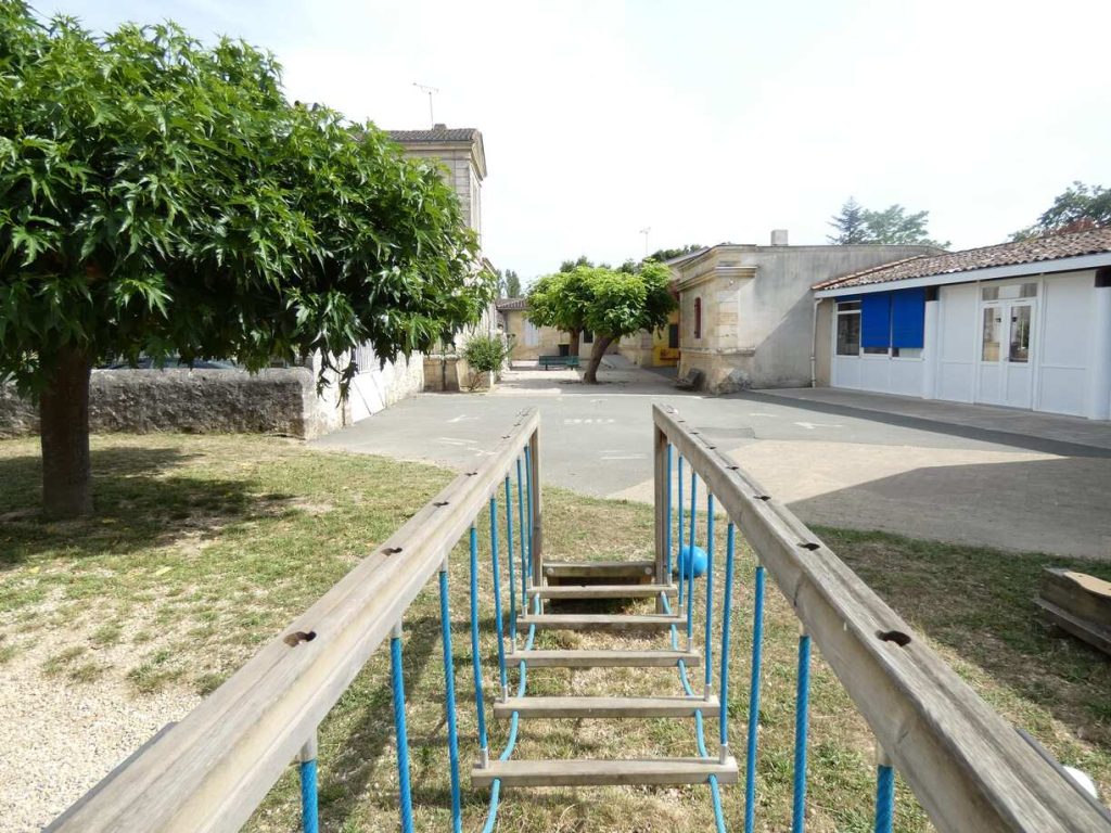Cour de l'école de Paillet