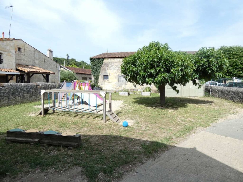 Cour de l'école de Paillet