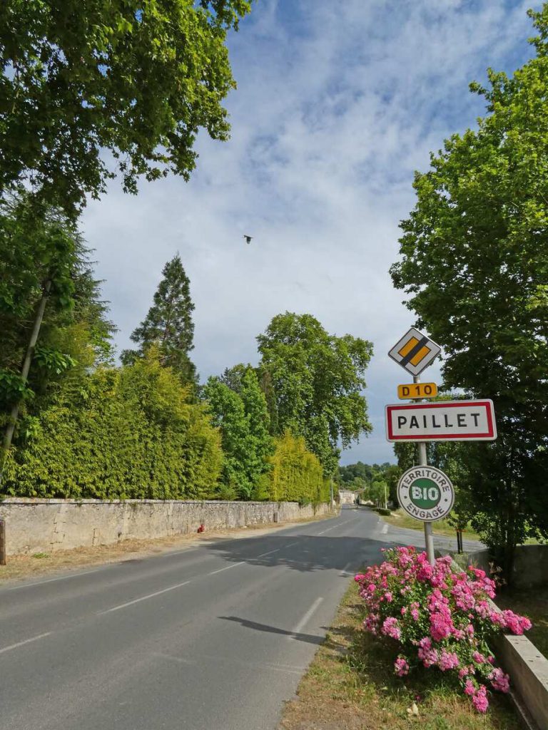 Entrée de Paillet avec le panneau de la ville