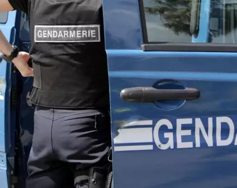 Gendarme devant un véhicule de gendarmerie